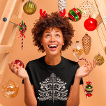 Witte Scandinavische volkskunst Nordic Christmas T T-shirt<br><div class="desc">Hou je van de traditionele Scandinavische folk art stijl kerst vibe? Het is een grillige, charmante stijl die er gewoon zo gezellig uitziet! Deze kleine kerstboom zal zeker de juiste touch aan uw vakantie toevoegen. Omarm de tijdloze charme van het vakantieseizoen met een heerlijke versmelting van traditie en natuur. Dit...</div>