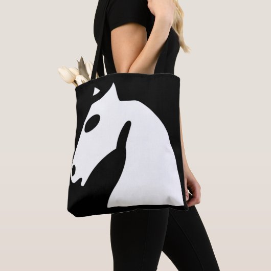 Witte schaakpaard op zwart tote bag (Dichtbij)