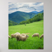 Witte schapen in een weide onder de berg poster (Voorkant)