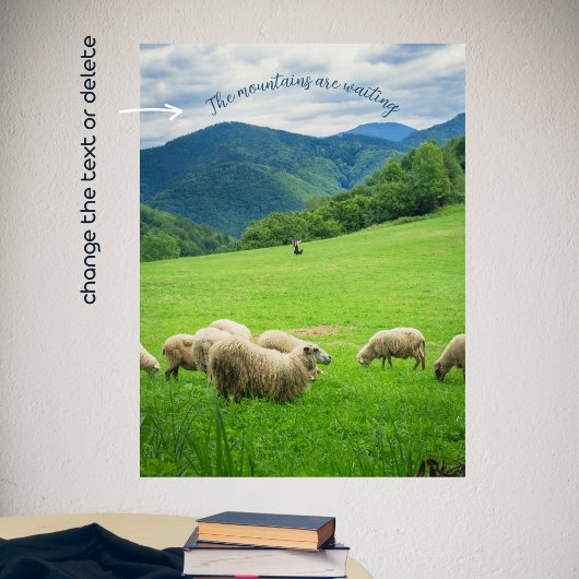 Witte schapen in een weide onder de berg poster