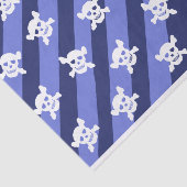 Witte schedel en dwarsbeenderen op blauwe strepen tissuepapier (Detail)