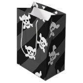 Witte schedel en kruisbeenderen op zwarte strepen medium cadeauzakje (Voorkant Gekanteld)