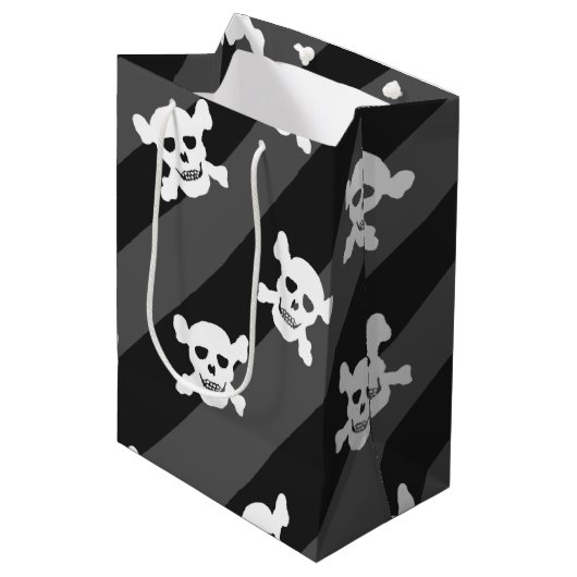 Witte schedel en kruisbeenderen op zwarte strepen medium cadeauzakje (Voorkant Gekanteld)