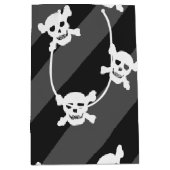 Witte schedel en kruisbeenderen op zwarte strepen medium cadeauzakje (Voorkant)
