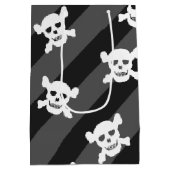 Witte schedel en kruisbeenderen op zwarte strepen medium cadeauzakje (Achterkant)