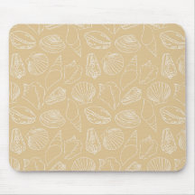 Witte schelpen op zand beige