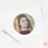 Witte Script Afstudeer Foto op Maat Ronde Sticker (Envelop)
