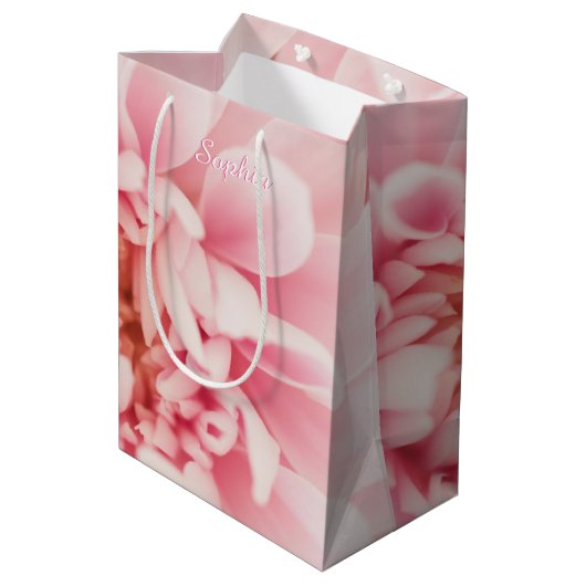 Witte scriptnaam, grote roze bloem gemiddeld medium cadeauzakje (Achterkant Gekanteld)
