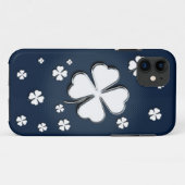 Witte shamrocken op blauwe achtergrond Case-Mate iPhone case (Achterkant (horizontaal))