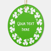 Witte Shamrocks Rand Voeg Tekst Toe Keramisch Ornament (Links)