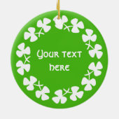 Witte Shamrocks Rand Voeg Tekst Toe Keramisch Ornament (Achterkant)