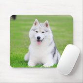 Witte Siberische Husky Puppy op Groen Grasveld Muismat (Met muis)