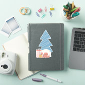 Witte slapende kat op cadeaus onder kerstboom sticker (iPad Cover)