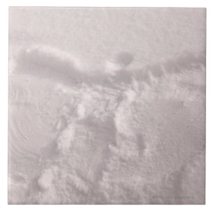 Witte sneeuw bedrukt met een sneeuwengel tegeltje