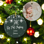 Witte sneeuw elegant groen mijn eerste kerstfoto keramisch ornament<br><div class="desc">Vier je eerste baby-kerst met deze moderne witte sneeuwvlokken en hangende sneeuwvlokken in wit elegant kerstseizoen ornament op groen. Voeg de foto van je baby toe.</div>