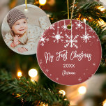 Witte sneeuw elegant rood mijn eerste kerstfoto keramisch ornament<br><div class="desc">Vier je baby eerste kerst met deze moderne witte sneeuw en hangende sneeuwvlokken in wit elegant kerstseizoen ornament op rood. Voeg de foto van je baby toe.</div>