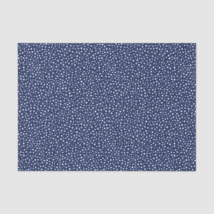 Witte sneeuw op marinesblauwe kerst tissuepapier