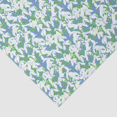 Witte sneeuwdruppels bloemenpatroon op poeder blau tissuepapier (Detail)