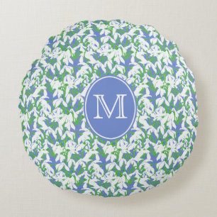 Witte sneeuwdruppels monogram op poeder blauw rond kussen