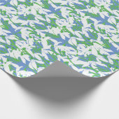 Witte sneeuwval op Powder Blue Floral Pattern Cadeaupapier (Hoek)