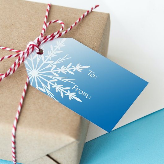 Witte sneeuwvlok op blauw cadeaulabel