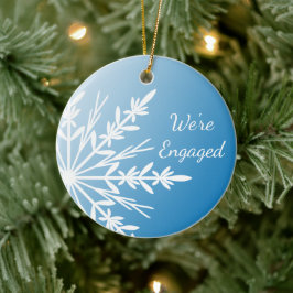 Witte sneeuwvlok op blauw Verloving Keramisch Ornament