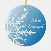 Witte sneeuwvlok op blauw Verloving Keramisch Ornament (Voorkant)