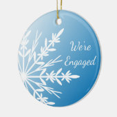 Witte sneeuwvlok op blauw Verloving Keramisch Ornament (Links)