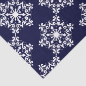 Witte sneeuwvlok op donkerblauw tissuepapier (Detail)