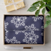 Witte sneeuwvlok op donkerblauw tissuepapier (Geschenk)