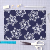 Witte sneeuwvlok op donkerblauw tissuepapier (Craft)