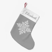 Witte  sneeuwvlok op grijs met aangepaste naam kleine kerstsok (Voorkant (Hangend))