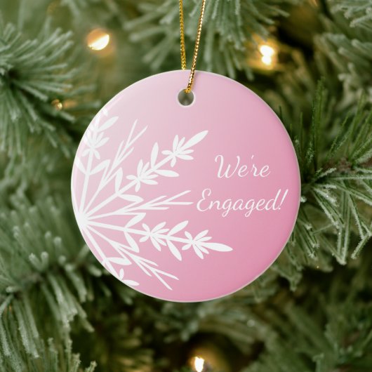 Witte sneeuwvlok op het Roze Verloving Keramisch Ornament (Boom)
