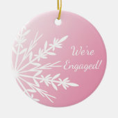 Witte sneeuwvlok op het Roze Verloving Keramisch Ornament (Voorkant)