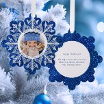 Witte sneeuwvlok op Sparkly Blue Faux Glitter Foto Ornament Kaart<br><div class="desc">Magische kanten witte sneeuwvlok met ronde fotosjabloon en witte rand met aanpasbare tekst op een sprankelende faux blauwe glitter achtergrond. Achterkant heeft een achtergrond die overeenkomt met een leeg rond element en een bewerkbaar tekstveld.</div>