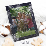 Witte sneeuwvlokken 2 foto's familie kerstmarine folie feestdagenkaart<br><div class="desc">Robuust elegante wintermarineblauw en witte winterfeestkaart met echte folie met een sneeuwvlokken lijst en een overlay met een chic script.                    Gemakkelijk om met uw 2 foto's,  tekst,  uw familienaam en jaar te personaliseren!     De kleur van de folie is verwisselbaar - u kunt goud,  zilver,  of roos goud kiezen.</div>