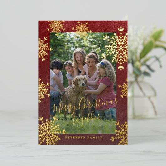 Witte sneeuwvlokken 2 foto's familie Kerstrood Folie Feestdagenkaart (Staand Voorkant)