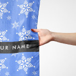Witte sneeuwvlokken, Blauw, Jouw naam, Personalise Sjaal<br><div class="desc">Schattige,  leuk en schattig patroon met witte sneeuwvlokken op een blauwe achtergrond. Modern en trendy cadeau,  perfect voor de sneeuwliefhebber in je leven. Personaliseer door jouw naam,  bijnaam,  monogram of initialen toe te voegen.</div>