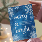 Witte sneeuwvlokken en blauw vrolijk en helder feestdagenkaart