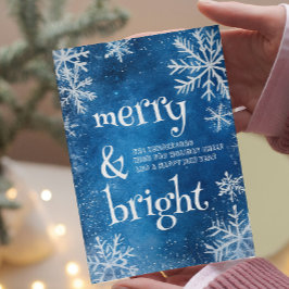 Witte sneeuwvlokken en blauw vrolijk en helder feestdagenkaart