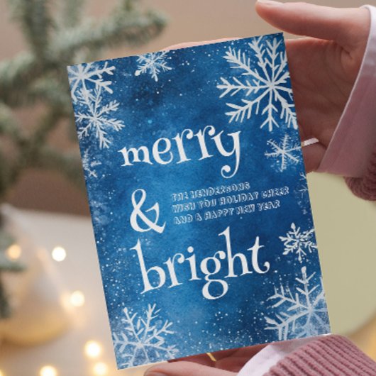 Witte sneeuwvlokken en blauw vrolijk en helder feestdagenkaart