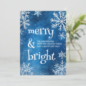 Witte sneeuwvlokken en blauw vrolijk en helder feestdagenkaart (Staand voorkant)