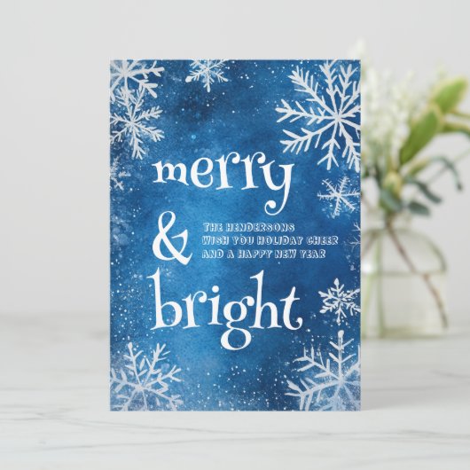 Witte sneeuwvlokken en blauw vrolijk en helder feestdagenkaart (Staand voorkant)