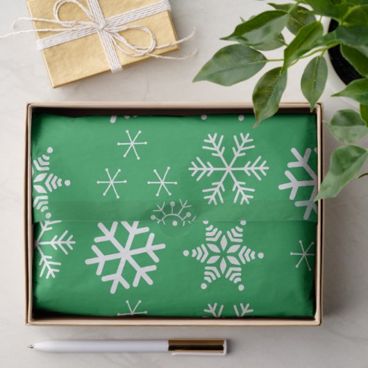 Witte sneeuwvlokken en groene achtergrond kerst tissuepapier (Geschenk)