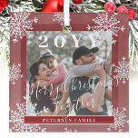 Witte sneeuwvlokken familiefoto gepersonaliseerd r glas ornament<br><div class="desc">Rustige elegante wintersneeuw rood en witte familie keepomwille tree ornament sjabloon met dalende sneeuwvlokken lijst.                    Gemakkelijk om met uw douanefoto,  tekstmanuscript,  familienaam en jaar te personaliseren!</div>