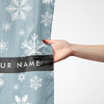 Witte sneeuwvlokken, grijs, Jouw naam, personalise Sjaal<br><div class="desc">Schattige,  leuk en schattig patroon met witte sneeuwvlokken op een grijze achtergrond. Modern en trendy cadeau,  perfect voor de sneeuwliefhebber in je leven. Personaliseer door jouw naam,  bijnaam,  monogram of initialen toe te voegen.</div>