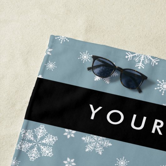 Witte sneeuwvlokken, grijs, Jouw naam, personalise Strandlaken (In situ)