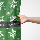 Witte sneeuwvlokken, Groen, Jouw naam, Personalise Sjaal<br><div class="desc">Schattige,  leuk en schattig patroon met witte sneeuwvlokken op een groene achtergrond. Modern en trendy cadeau,  perfect voor de sneeuwliefhebber in je leven. Personaliseer door jouw naam,  bijnaam,  monogram of initialen toe te voegen.</div>