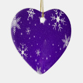 Witte sneeuwvlokken met blauw-Paarse achtergrond Keramisch Ornament (Rechts)