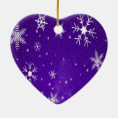 Witte sneeuwvlokken met blauw-Paarse achtergrond Keramisch Ornament (Achterkant)